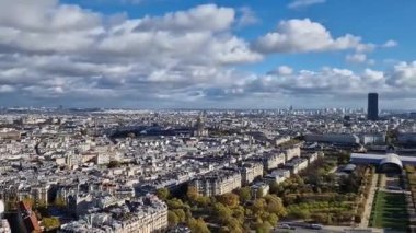 Eyfel kulesinden Paris şehir manzarasına kadar manzara manzarası. Montparnasse Kulesi ve Les Invalides ufukta göründü.