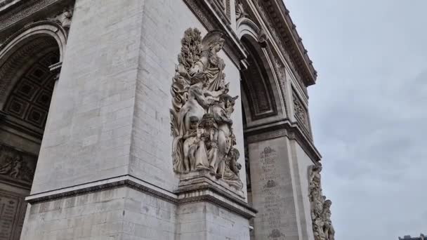 フランスのパリにある凱旋門 Arc Triomphe 有名な歴史的建造物の詳細を閉じる — ストック動画