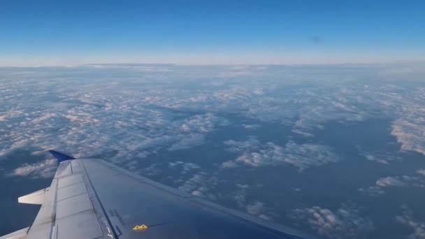 Lot Samolotem Nad Chmurami Niebieska Panorama Skrzydło Samolotu Widziane Przez — Wideo stockowe