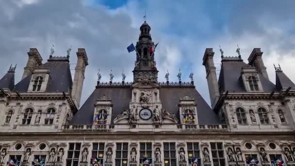 프랑스 바깥에 문들은 역사적 건물의 아름다운 올림픽 경기의 상징물을 놓는다 — 비디오