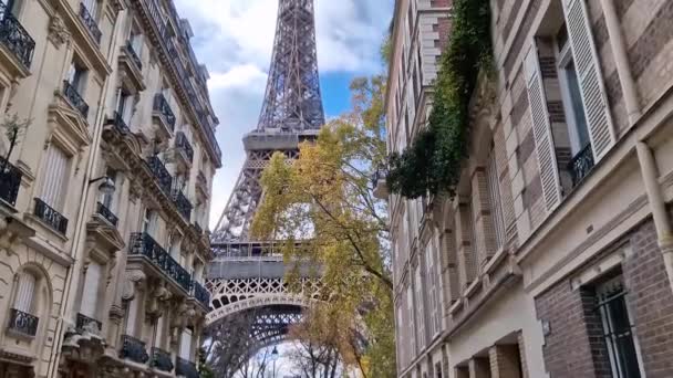 Torre Eiffel Vista Através Dos Edifícios Parisienses Temporada Outono Snenery — Vídeo de Stock