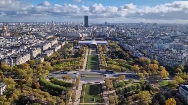 エッフェル塔の高さからパリの街並み フランスからの景色 地平線に見えるモンパルナス塔とレ インヴァリデス — ストック動画