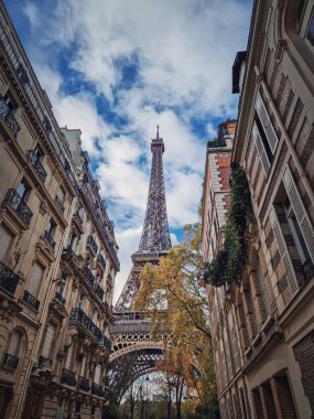 Eiffel kulesi Paris binalarından görüldüğü gibi. Fransa, Paris 'te Snenery sonbahar sezonu.