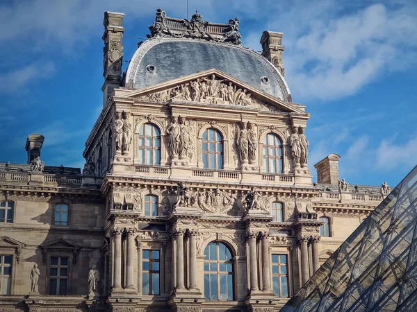 Zbliżenie Luwr Budynku Zewnątrz Fasady Widok Słynny Pałac Muzeum Paryżu — Zdjęcie stockowe