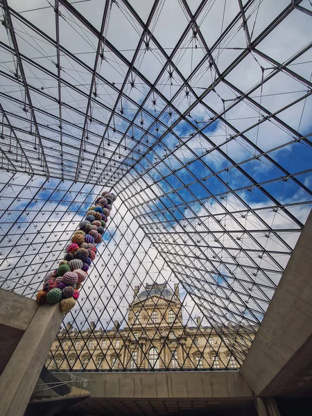 Unter Der Glaspyramide Des Louvre Vertikaler Hintergrund Schöne Architektonische Details — Stockfoto