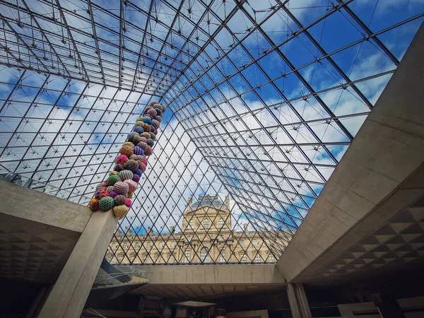 Pod Szklaną Piramidą Luwru Piękne Detale Architektoniczne Abstrakcyjną Mieszanką Klasycznych — Zdjęcie stockowe