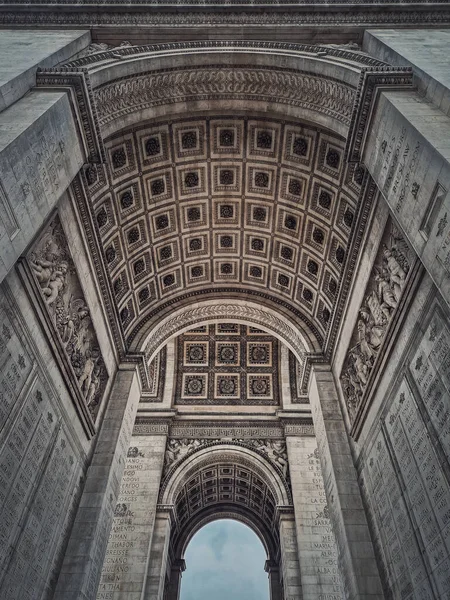 Widok Pod Łukiem Triumfalnym Arc Triomphe Paryżu Francja Architektoniczne Szczegóły — Zdjęcie stockowe