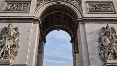 Fransa 'nın başkenti Paris' te Zafer Takı (Arc de Triomphe). Meşhur tarihi dönüm noktasının mimari detayları.