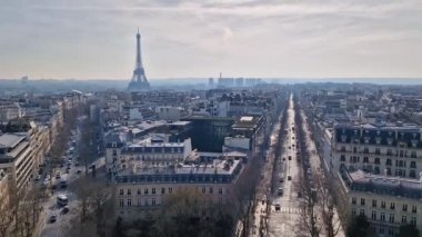 Paris, Fransa 'da sis var. Yoğun şehir trafiğinin yol açtığı yüksek kirlilik nedeniyle Eyfel Kulesi 'nin sisli manzarası