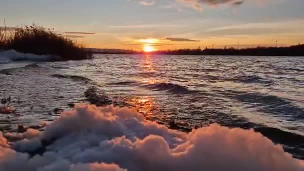Windy Evening Lake Waves Creating White Foam Shore Vibrant Sunset — Vídeo de stock