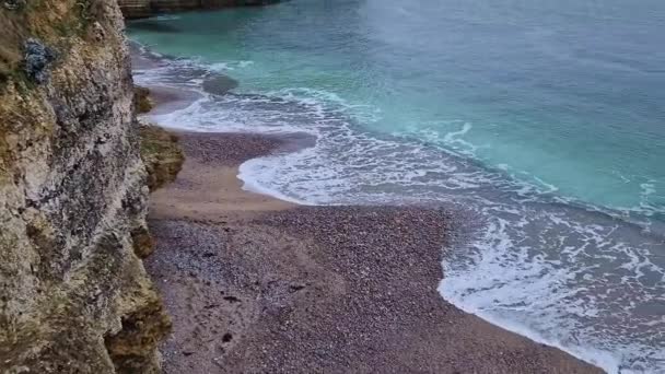 青い海の水の波によって洗浄されたエチケットの素晴らしい崖への観光ビュー ラMancheチャンネル フランス ノルマンディーの有名なファレーズ ダルバル海岸線 — ストック動画