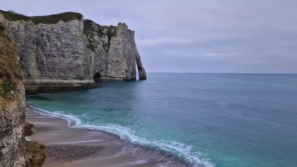 Αξιοθέατα Θέα Στους Υπέροχους Βράχους Του Etretat Πλένονται Από Κύματα — Αρχείο Βίντεο