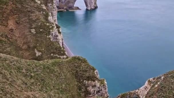 エチケットの有名な崖 ノルマンディー フランスのポルト ダヴァル自然アーチへの美しい景色 — ストック動画
