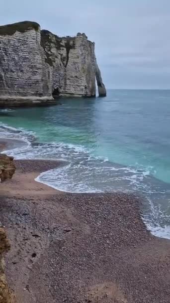 Sightseeing Vertical View Wonderful Cliffs Etretat Washed Waves Blue Sea — Stockvideo