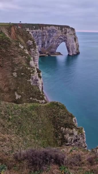 エチケットの有名な崖 ノルマンディー フランスのポルト ダヴァル自然アーチへの美しい垂直方向の眺め — ストック動画