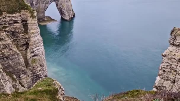位于法国诺曼底Etretat 游览被大西洋海水冲刷的椭圆形天然拱形悬崖 美丽的海岸线风景与著名的法莱兹D Aval — 图库视频影像