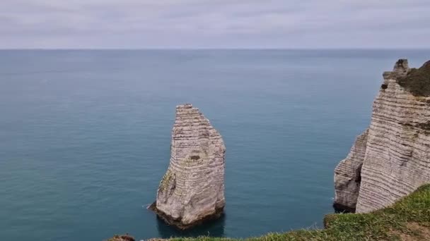エチケットのAiguilleとして知られている有名な岩への自然な眺め 水平線にあるファレーズ ダルバルの海岸線の崖と青い海 — ストック動画