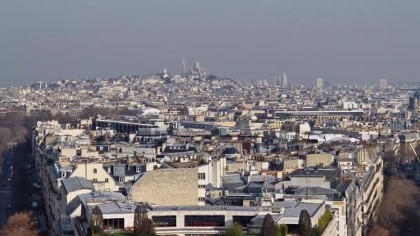 フランスのサクレ クール大聖堂を望む空中パリの街並み 歴史的な建物 ランドマークや忙しい街の通りと美しいパリの建築 — ストック動画