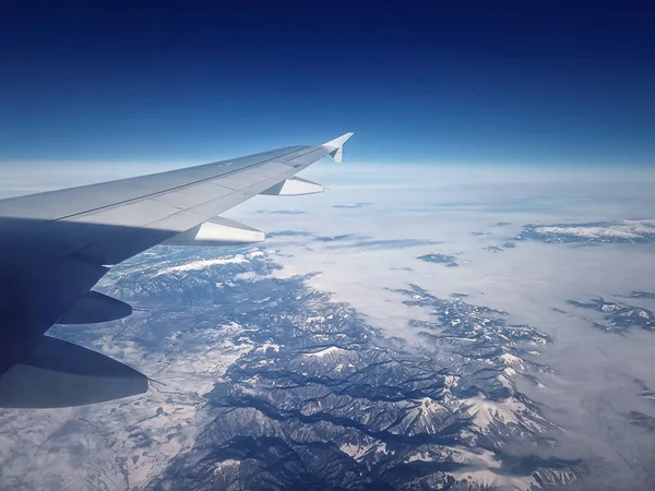 Vuelo Avión Por Encima Las Montañas Cárpatos Picos Nevados Skyline — Foto de Stock