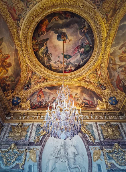 Sala Wojenna Pałac Wersalski Francja Żyrandol Wisi Złotym Malowanym Suficie — Zdjęcie stockowe