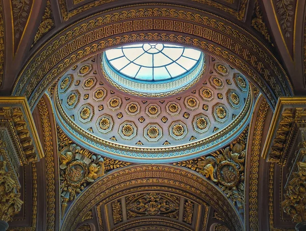 Zbliżenie Detale Architektoniczne Kopuły Złotego Sufitu Ozdobnego Wewnątrz Wersalskiej Sali — Zdjęcie stockowe