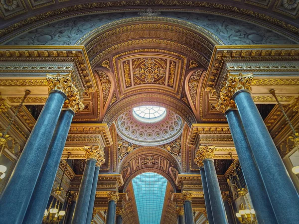 Teto Detalhes Arquitetônicos Com Cúpula Vidro Ornamentos Dourados Dentro Salão — Fotografia de Stock