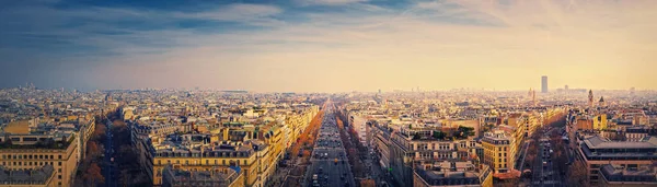 パリの街並みは 凱旋門からパリの通りとシャンゼリゼの中心部に見えるパノラマを夕日します 地平線の美しい建築物のランドマーク — ストック写真