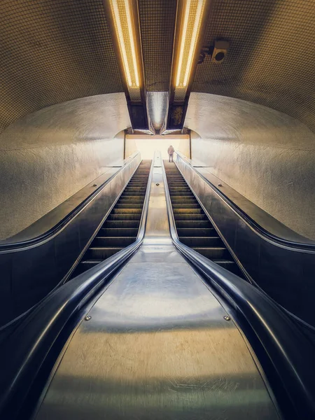 Hombre Solitario Subiendo Una Escalera Mecánica Del Metro Escalera Móvil —  Fotos de Stock