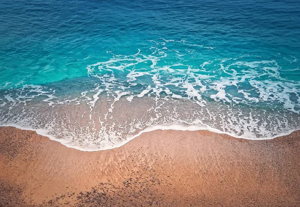 Blauwe Oceaangolven Raken Kustlijn Prachtige Textuur Van Turquoise Zeewater Gouden — Stockfoto