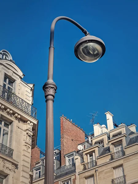 Lampa Uliczna Stylu Retro Starej Dzielnicy Paryża Widokiem Błękitne Tło — Zdjęcie stockowe