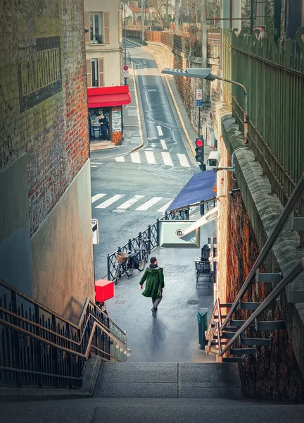 在法国巴黎郊区塞纳河畔阿斯涅雷斯市 一名男子在街上行走的户外场景 — 图库照片