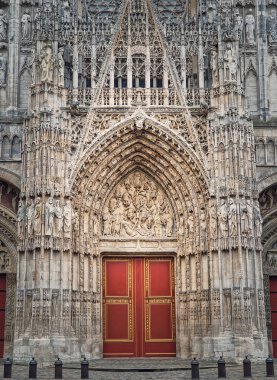 Notre Dame de Rouen Katedrali giriş kapısı. Erken Gotik 'ten geç Flamboyant ve Rönesans mimarisine, Normandiya, Fransa