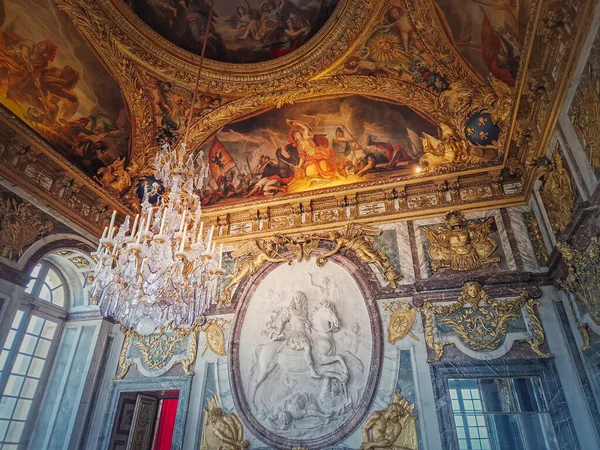 Sala Wojenna Pałac Wersalski Francja Żyrandol Zwisa Złotego Malowanego Sufitu — Zdjęcie stockowe