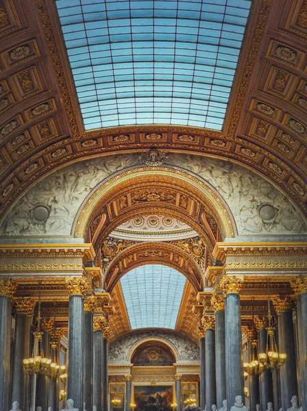 ヴェルサイユ宮殿内の大戦闘ホールの建築の詳細 城内最大の部屋 黄金の装飾品 大理石の列とガラス天井の装飾 — ストック写真