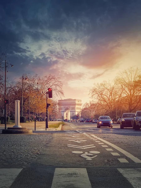 フランスのパリにある凱旋門 Arc Triomphe 交通量の多い街から見える夕日の有名な歴史的ランドマーク — ストック写真