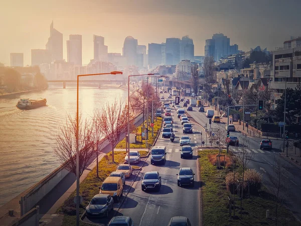 高速道路や都市の通りで忙しい交通高汚染とスモッグを作成します セーヌ川を挟んでラ ディフェンス大都市圏 フランスの都市夕日の景色 — ストック写真