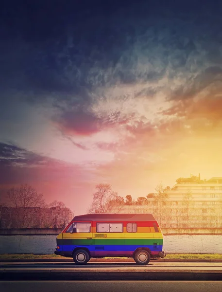 Rainbow Målade Vintage Van Parkerade Kanten Gatan Solnedgången Ljus Bakgrund — Stockfoto