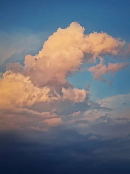 阳光普照的积雨云 粉色和金色的落日光芒 梦幻般的天空 垂直的天空背景 — 图库照片