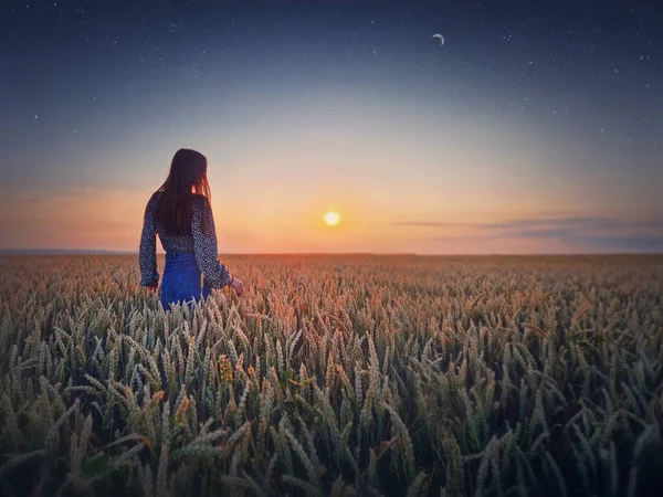 Молода Жінка Полі Золотої Пшениці Заході Сонця Красиві Сутінки Під — стокове фото