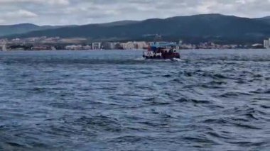 Antika bir turistik tekne ve İspanya kıyı şeridine bakın.