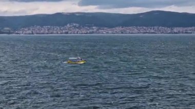 Vintage turistik motorlu deniz manzarası ve İspanya tatil beldesi Burgaz kıyı şeridi.