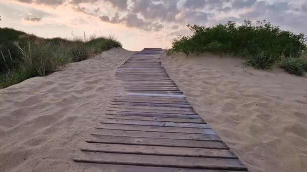 Drewniany Szlak Przez Piasek Prowadzący Plażę Piękne Poranne Niebo Puszystymi — Wideo stockowe