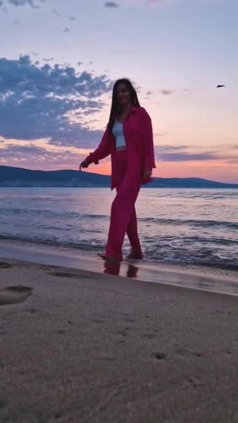 Mujer Joven Estética Con Traje Rosa Orilla Del Mar Como — Vídeos de Stock