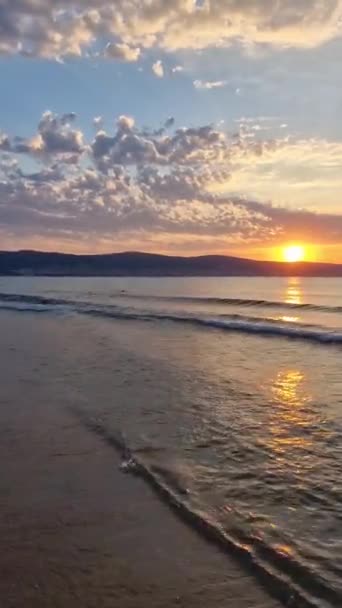 Bulgaristan Karadeniz Kıyı Şeridinde Canlı Bir Güneş Doğuyor Güneşli Sahil — Stok video