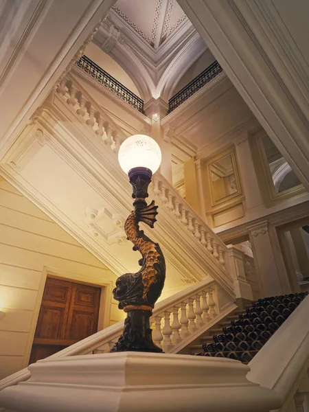 Luxuriöses Treppenhaus Mit Vintage Lampe Der Lobby Eines Sterne Hotels — Stockfoto