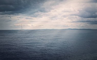 Ufukta bir yelkenli ile panoramik deniz manzarası