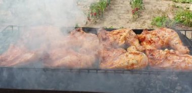 Bahçedeki ızgarada tavuk budu hazırlıyorum. Evde et pişirmek, biyolojik gıda konsepti.