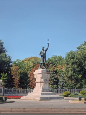 Büyük Stephen anıtı (Stefan cel Mare heykeli) güneşli bir sonbahar gününde Central Park 'ın önünde, Moldov' un Chisinau kentinde