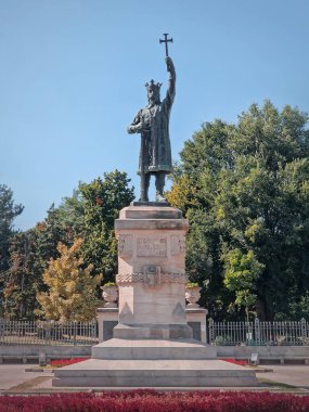 Büyük Stephen (Stefan cel Mare), güneşli bir sonbahar gününde, Moldova 'nın Chisinau şehrinde Central Park' ın önündeki anıt.