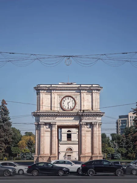 Triumphal Arch Στο Κισινάου Την Πρωτεύουσα Μολδαβία Θέα Προς Ορόσημο — Φωτογραφία Αρχείου